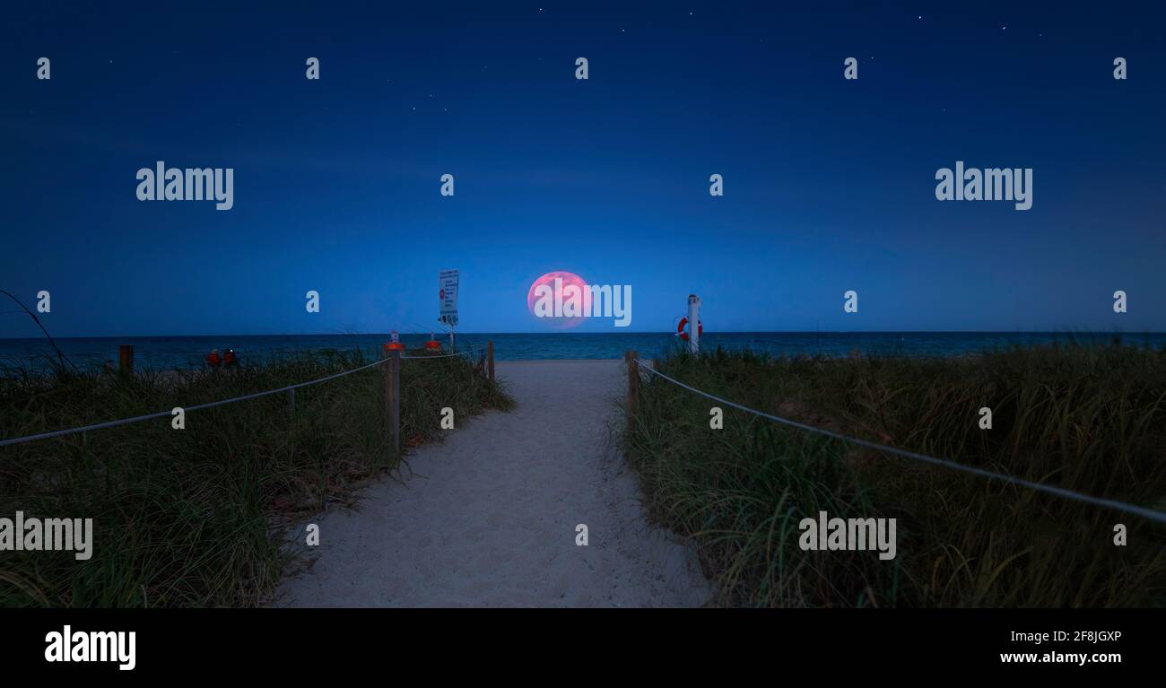 Une pleine lune s'élève au-dessus de l'océan Atlantique à Lauderdale by the Sea. Banque D'Images