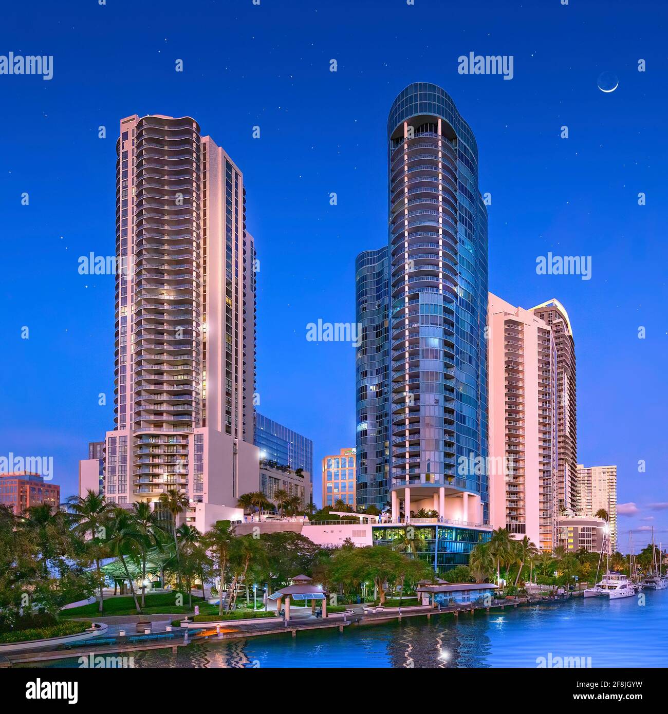 Le Las Olas River House et le tout nouveau Las Olas 100 situé sur la New River dans le centre-ville de fort Lauderdale. Banque D'Images Le Las Olas River House et le tout nouveau Las Olas 100 situé sur la New River dans le centre-ville de fort Lauderdale. Banque D'Images