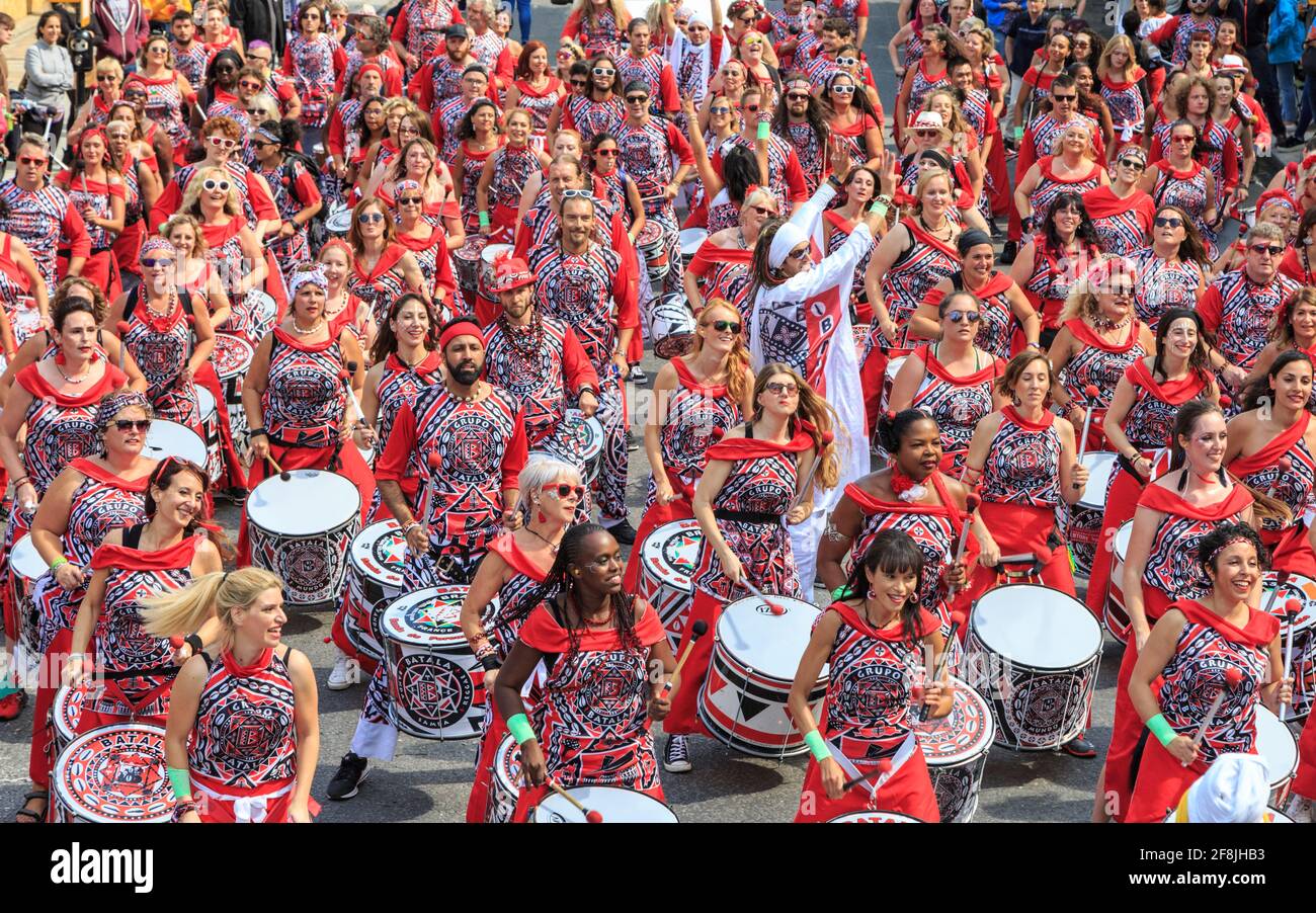 Batala Brazilian Band Steel Drummers, Notting Hill Carnival Parade interprètes, Londres, Royaume-Uni Banque D'Images