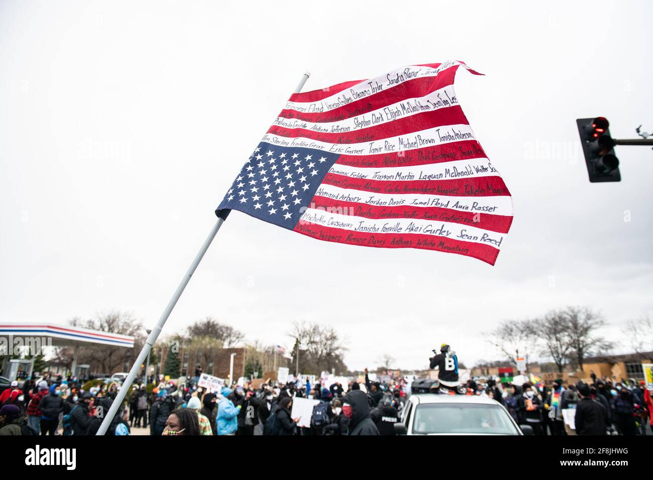 Brooklyn Center, États-Unis. 13 avril 2021. Les manifestants défilant près du service de police du Brooklyn Center le 13 avril 2021 à Brooklyn Center, Minnesota, après le meurtre de Daunte Wright. Photo: Chris Tuite/ImageSPACE crédit: Imagespace/Alamy Live News Banque D'Images