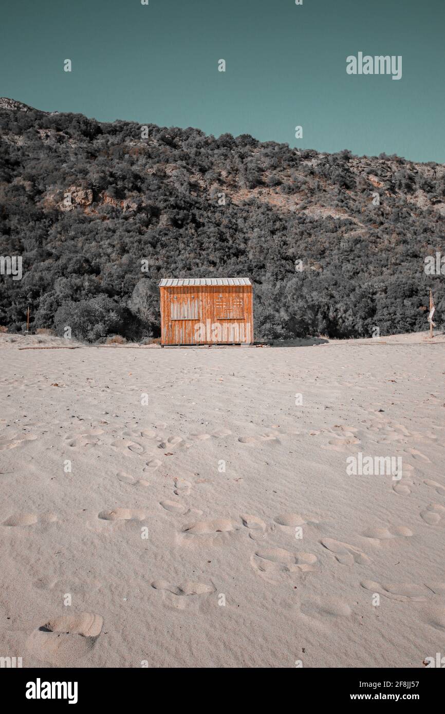 Cabane jaune en bois sur la plage Banque D'Images