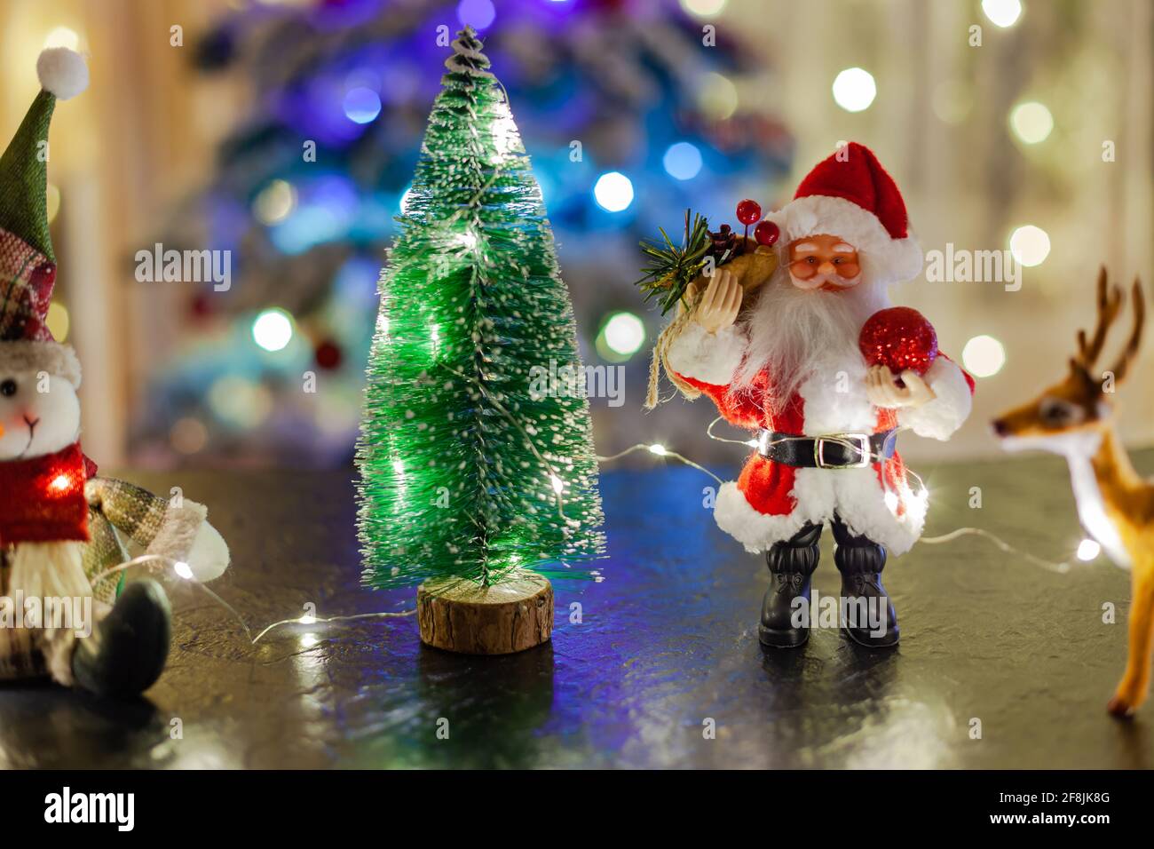 Jouet Père Noël et un petit arbre de Noël Banque D'Images
