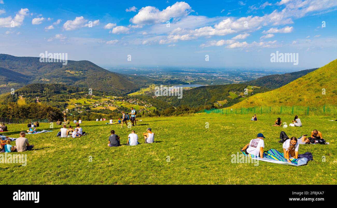 Zywiec, Pologne - 30 août 2020 : vue panoramique sur les montagnes de Beskidy entourant le lac Miedzybrodzkie et les touristes au sommet de la montagne Gora ZAR Banque D'Images