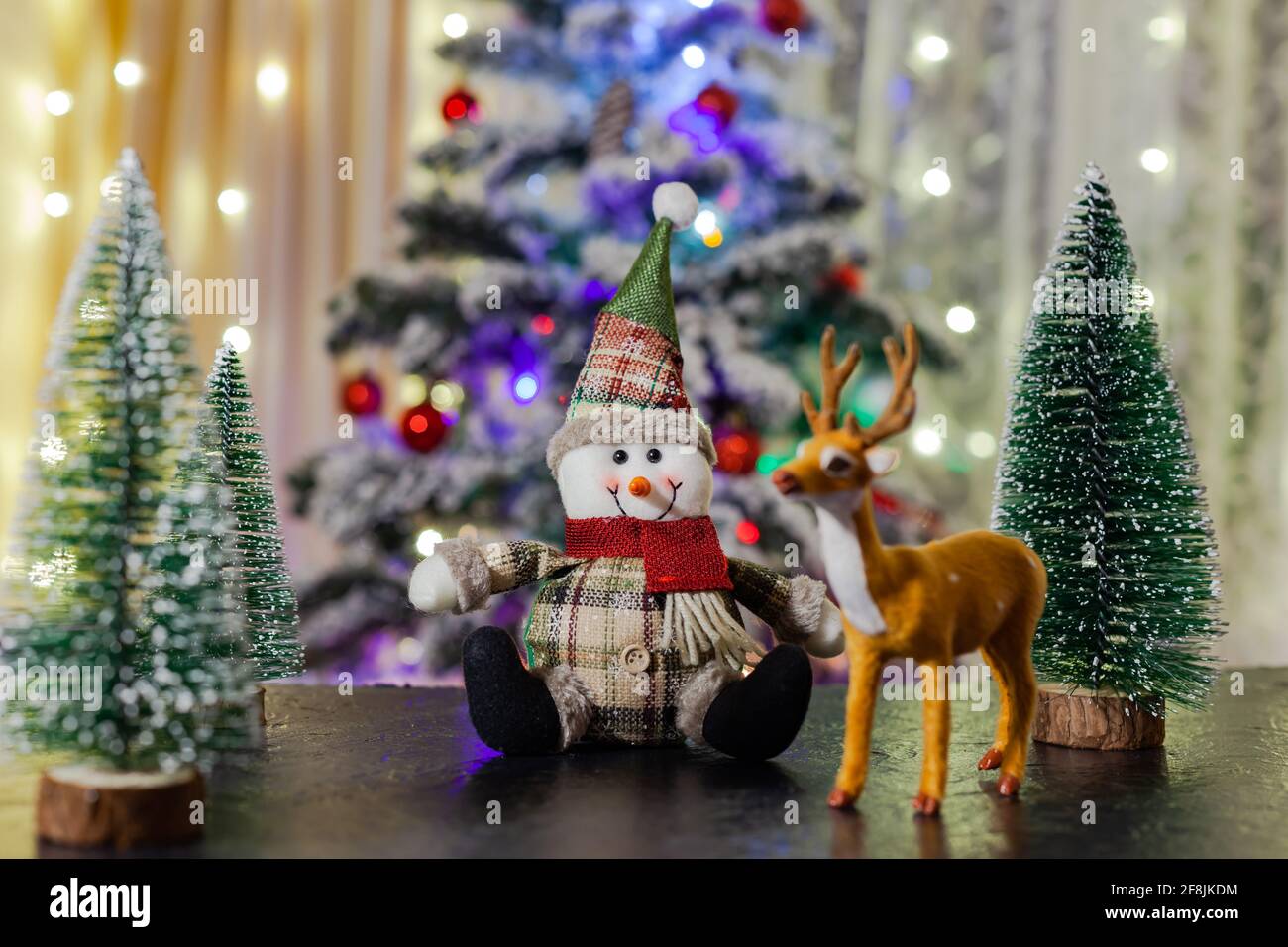 Bonhomme de neige de Noël sur le fond de l'arbre de Noël Banque D'Images