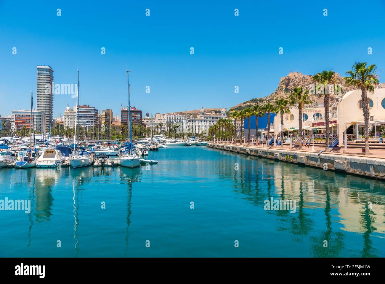 ALICANTE, ESPAGNE, 18 JUIN 2019 : Château de Santa Barbara surplombant le port d'Alicante en Espagne Banque D'Images