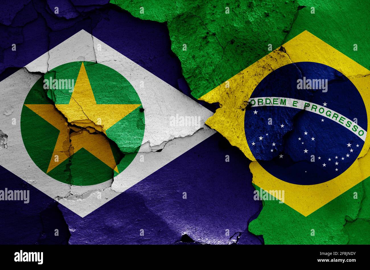 Drapeaux du Mato Grosso et du Brésil peints sur un mur fissuré Banque D'Images