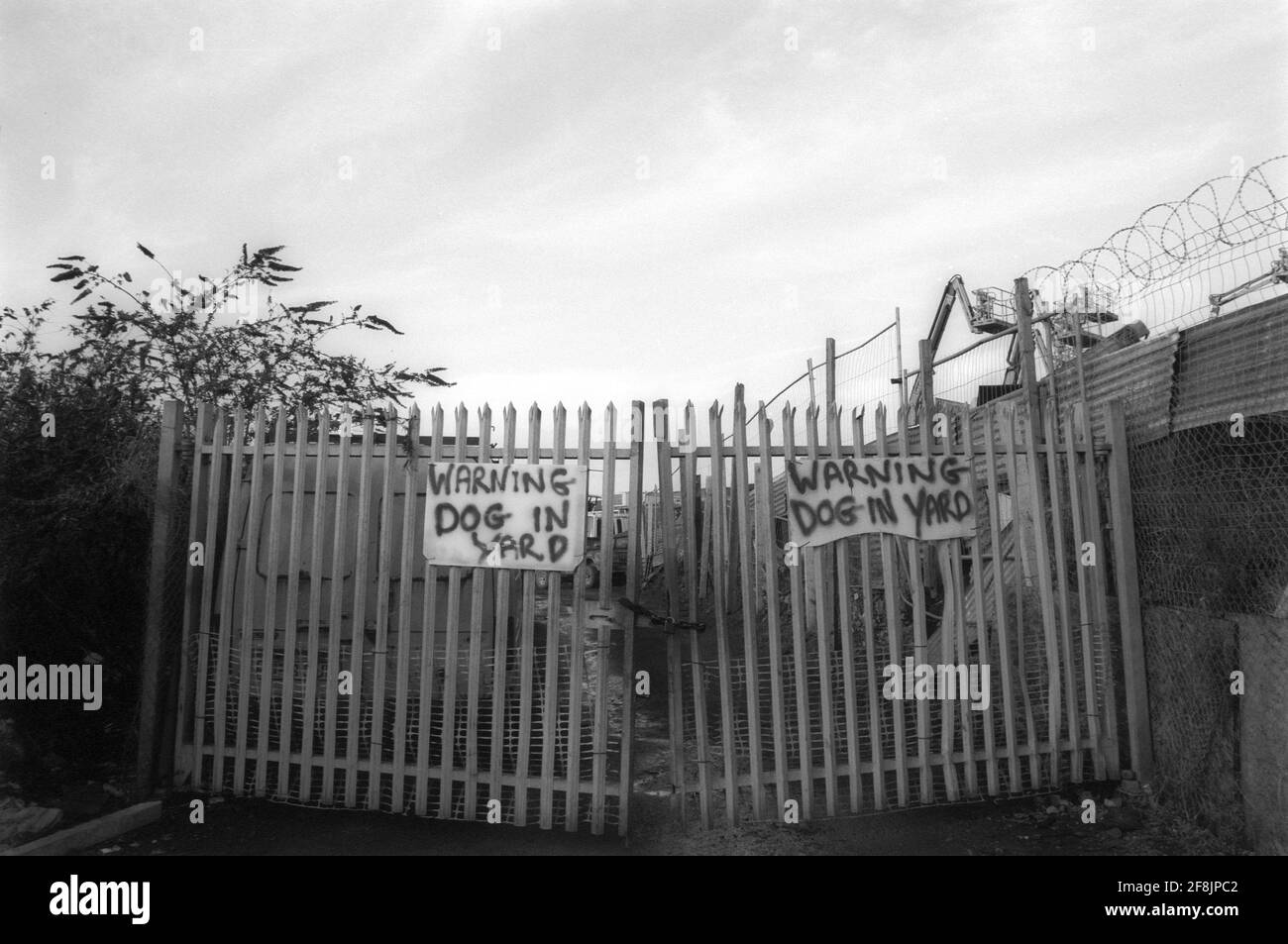 Camionnette blanche garée illégalement sur une chaussée Banque D'Images
