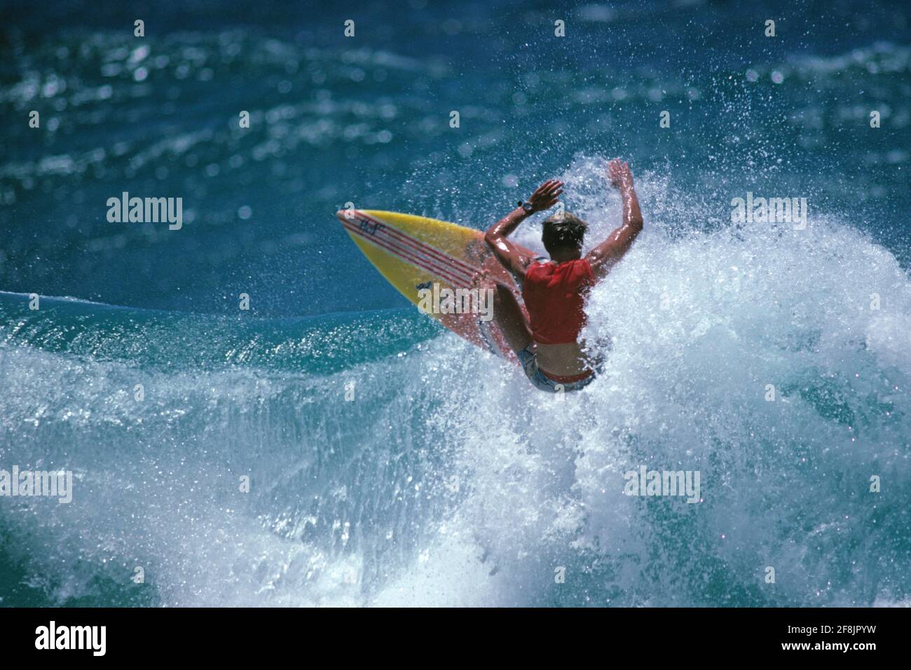Surf. Surfeur mâle sur la crête d'une vague. Banque D'Images