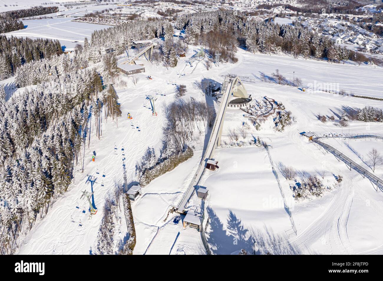 Le saut à ski de Saint George et les pistes de ski de la remontée mécanique Carousel Winterberg photographiés des airs. Dans le beau temps d'hiver la wint Banque D'Images