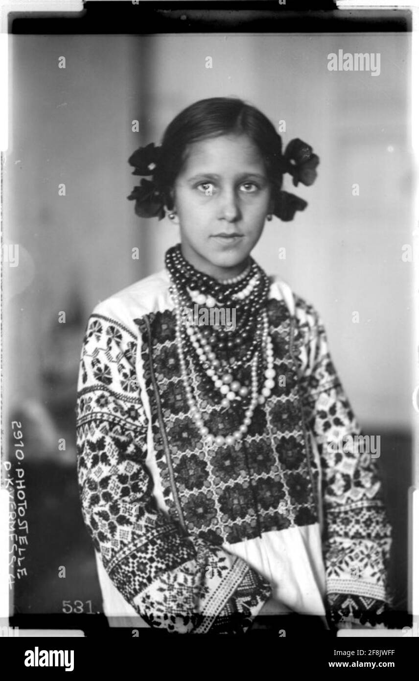 Fille ukrainienne en robe nationale probablement Ustilug, Russie, Volhynia, près de Wladimir Wolinsky; photographe: Kriegsvermessung 4. Banque D'Images