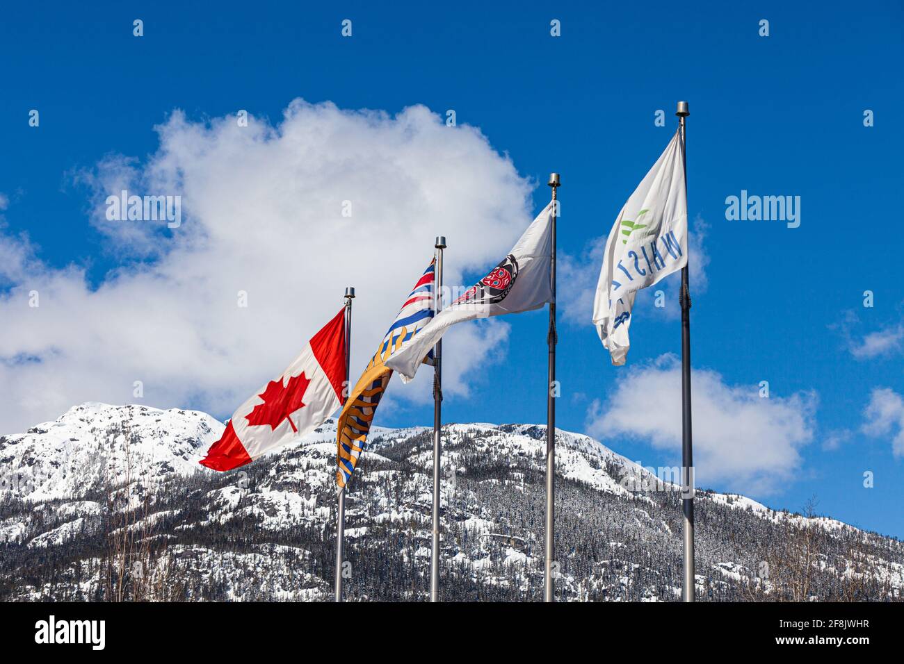 Les drapeaux canadiens, de la Colombie-Britannique, des Premières nations et du village de Whistler soufflent dans le vent à Whistler Village Colombie-Britannique Canada Banque D'Images