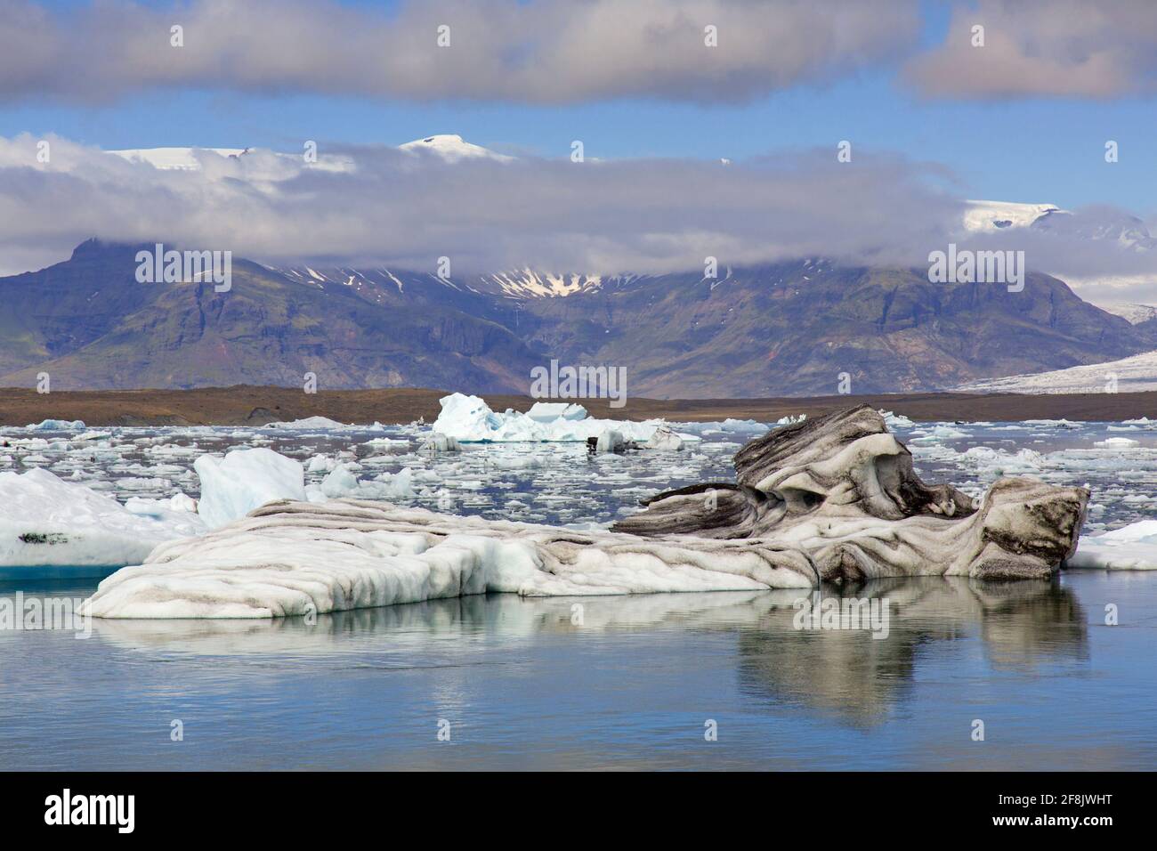 Dérive de glace flottant à Jökulsárlón / Joekusarlon en été, lac glaciaire dans la partie sud du parc national de Vatnajökull, sud-est de l'Islande Banque D'Images