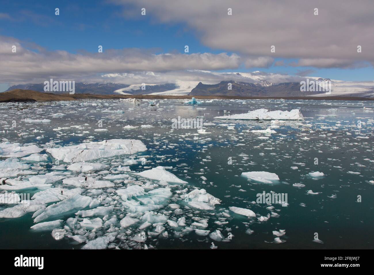 Icebergs flottant à Jökulsárlón / Joekusarlon en été, lac glaciaire dans la partie sud du parc national de Vatnajökull, sud-est de l'Islande Banque D'Images