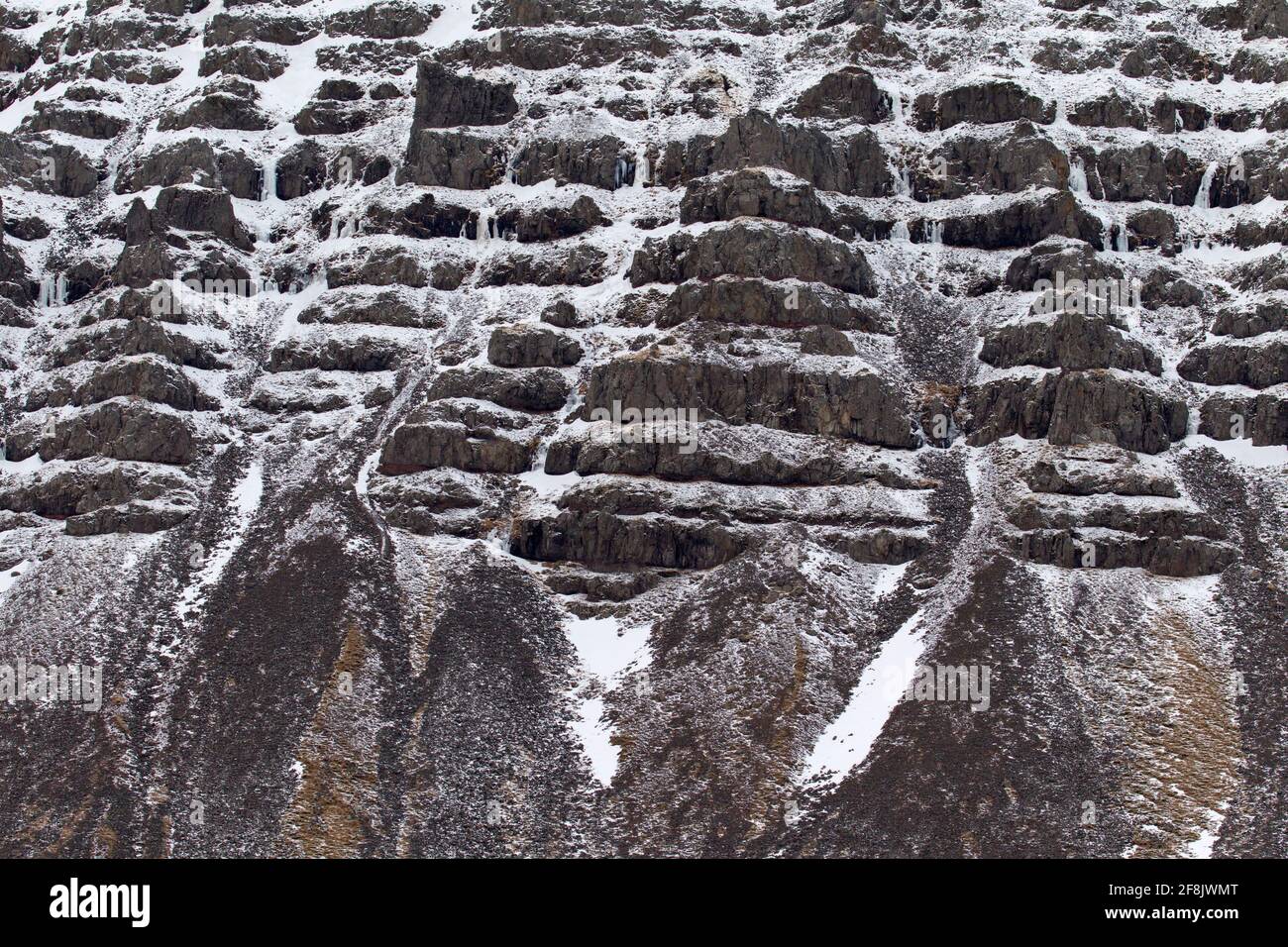 Talus cônes et criques, dépôts de poney au pied de la pente de montagne en hiver à Snaefellsnes, ouest de l'Islande Banque D'Images
