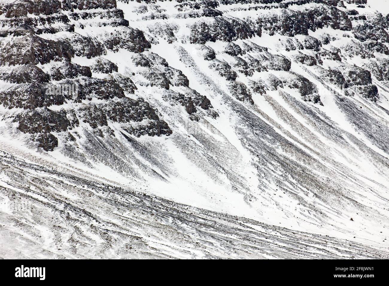 En hiver, à Snaefellsnes, dans l'ouest de l'Islande, les cônes de talus et les cries ont été recouverts de neige, les dépôts de poney à la base de la pente de montagne Banque D'Images