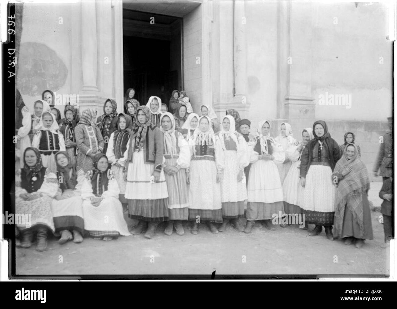 Femmes devant l'église ruthène à Brzezany est de la Galice. Banque D'Images