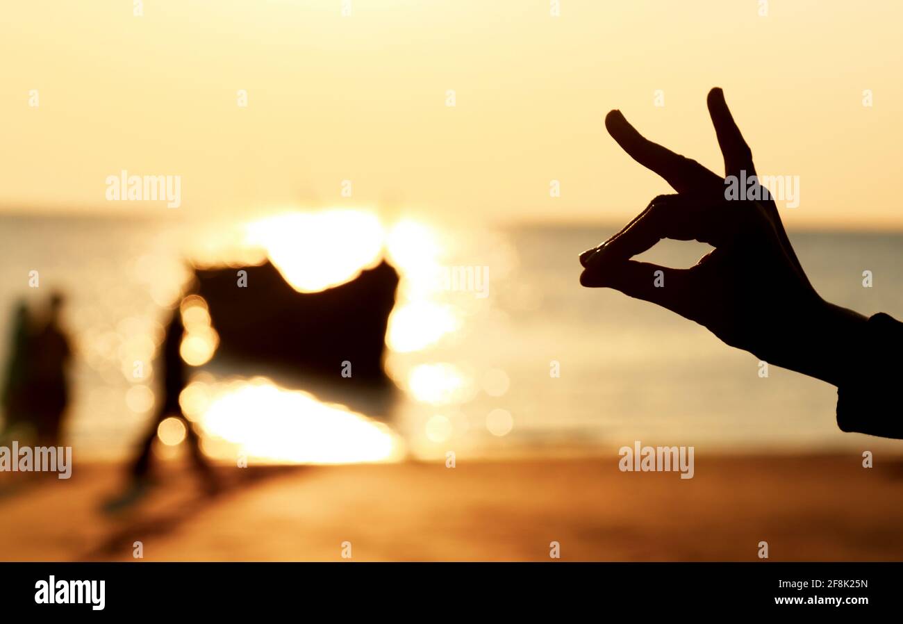 Signe de cerf de doigt contre le coucher du soleil Banque D'Images