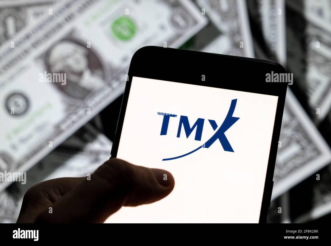 Chine. 27 mars 2021. Dans cette illustration, le logo de la société canadienne de services financiers Translation Memory Exchange, TMX, est visible sur un écran d'appareil mobile Android avec la devise de l'icône dollar des États-Unis, symbole de l'icône $ en arrière-plan. Crédit: Chukrut Budrul/SOPA Images/ZUMA Wire/Alay Live News Banque D'Images