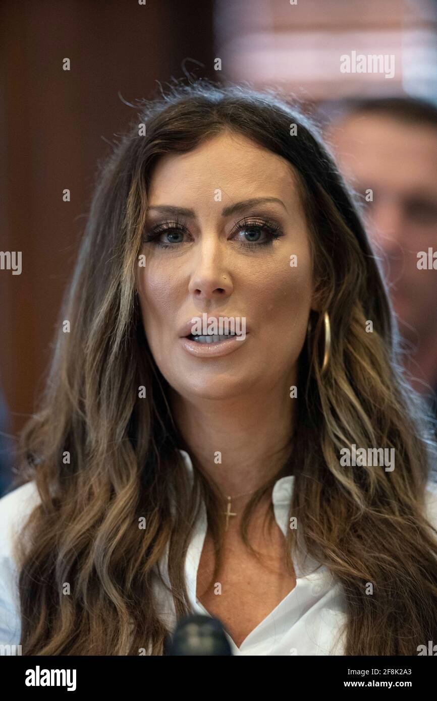 Les anciens combattants militaires décorés, y compris Amber Capone of VETS, Inc., se réunissent pour un événement de presse au Texas Capitol le 14 avril 2021 afin de préconiser une législation qui approuverait certains médicaments psychédéliques pour le traitement thérapeutique du syndrome de stress post-traumatique des vétérans (TSPT). Crédit : Bob Daemmrich/Alay Live News Banque D'Images Les anciens combattants militaires décorés, y compris Amber Capone of VETS, Inc., se réunissent pour un événement de presse au Texas Capitol le 14 avril 2021 afin de préconiser une législation qui approuverait certains médicaments psychédéliques pour le traitement thérapeutique du syndrome de stress post-traumatique des vétérans (TSPT). Crédit : Bob Daemmrich/Alay Live News Banque D'Images