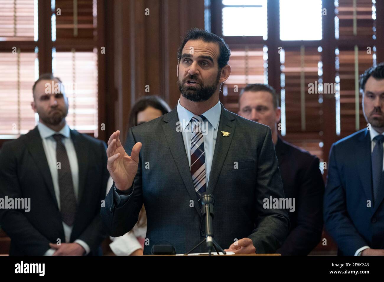 Les anciens combattants militaires décorés, y compris le phoque Marcus Capone de la Marine, se réunissent pour un événement de presse au Capitole du Texas le 14 avril 2021 pour préconiser une législation qui approuverait certains médicaments psychédéliques pour le traitement thérapeutique du syndrome de stress post-traumatique (TSPT) des vétérans. Crédit : Bob Daemmrich/Alay Live News Banque D'Images Les anciens combattants militaires décorés, y compris le phoque Marcus Capone de la Marine, se réunissent pour un événement de presse au Capitole du Texas le 14 avril 2021 pour préconiser une législation qui approuverait certains médicaments psychédéliques pour le traitement thérapeutique du syndrome de stress post-traumatique (TSPT) des vétérans. Crédit : Bob Daemmrich/Alay Live News Banque D'Images