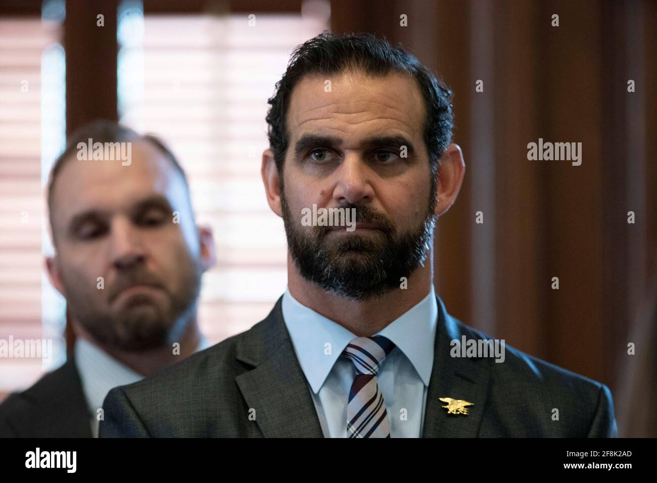 Les anciens combattants militaires décorés, y compris le phoque Marcus Capone de la Marine, se réunissent pour un événement de presse au Capitole du Texas le 14 avril 2021 pour préconiser une législation qui approuverait certains médicaments psychédéliques pour le traitement thérapeutique du syndrome de stress post-traumatique (TSPT) des vétérans. Crédit : Bob Daemmrich/Alay Live News Banque D'Images Les anciens combattants militaires décorés, y compris le phoque Marcus Capone de la Marine, se réunissent pour un événement de presse au Capitole du Texas le 14 avril 2021 pour préconiser une législation qui approuverait certains médicaments psychédéliques pour le traitement thérapeutique du syndrome de stress post-traumatique (TSPT) des vétérans. Crédit : Bob Daemmrich/Alay Live News Banque D'Images