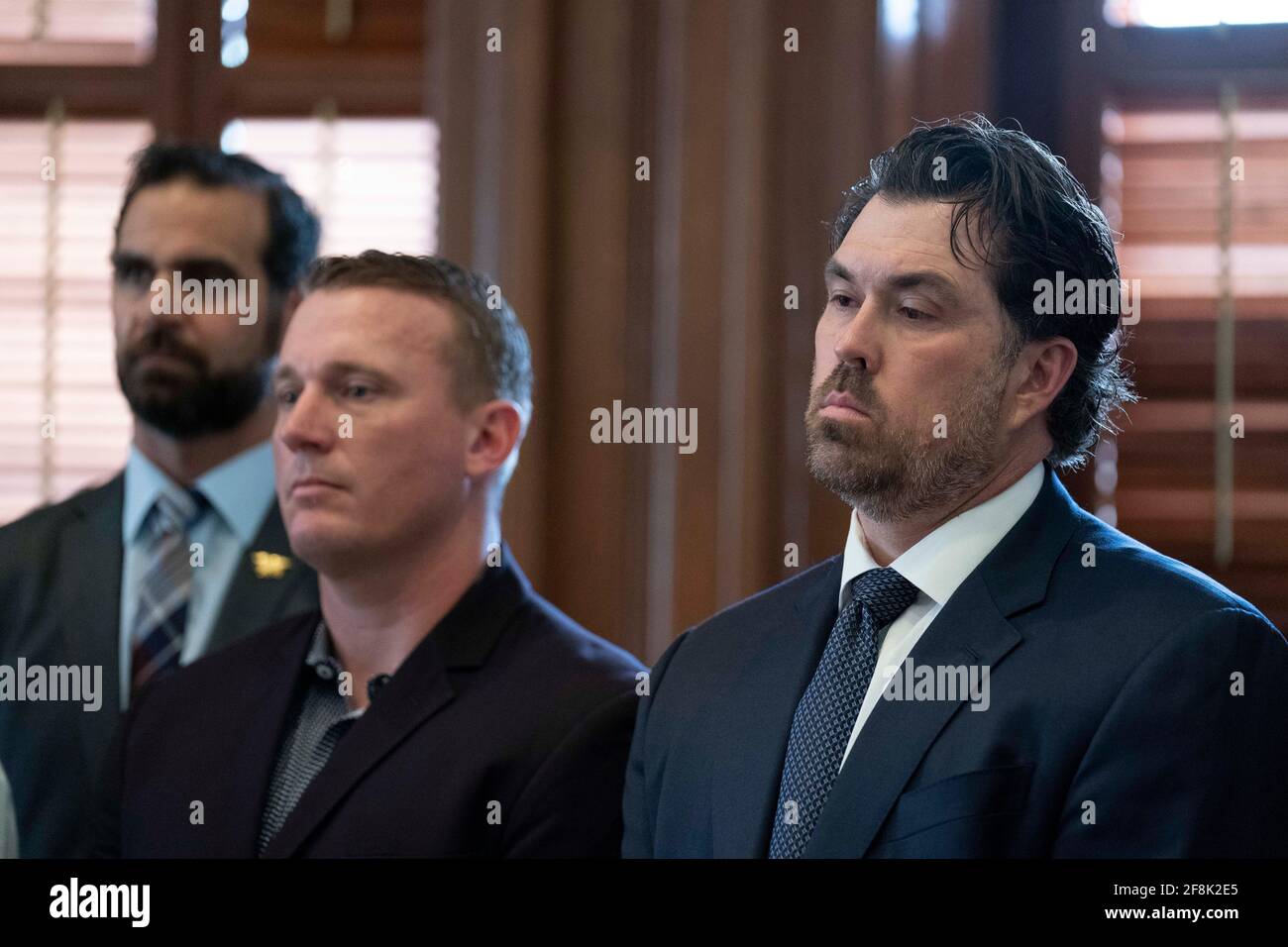 Les anciens combattants militaires décorés, y compris le phoque de la Marine à la retraite Morgan Luttrell (à droite), se réunissent pour un événement de presse au Capitole du Texas le 14 avril 2021 pour faire pression en faveur d'une législation qui approuverait certains médicaments psychédéliques pour le traitement thérapeutique du syndrome de stress post-traumatique des vétérans. Crédit : Bob Daemmrich/Alay Live News Banque D'Images Les anciens combattants militaires décorés, y compris le phoque de la Marine à la retraite Morgan Luttrell (à droite), se réunissent pour un événement de presse au Capitole du Texas le 14 avril 2021 pour faire pression en faveur d'une législation qui approuverait certains médicaments psychédéliques pour le traitement thérapeutique du syndrome de stress post-traumatique des vétérans. Crédit : Bob Daemmrich/Alay Live News Banque D'Images