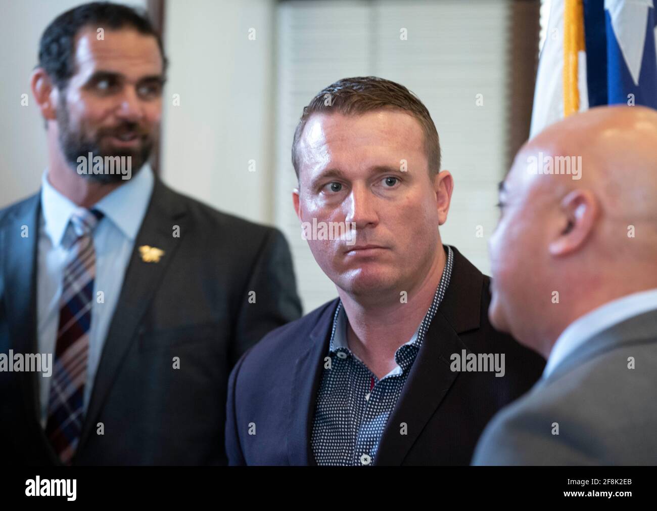 Les anciens combattants militaires décorés, y compris le récipiendaire de la Marine américaine et de la Médaille d'honneur Dakota Meyer (au centre), se réunissent pour un événement de presse au Capitole du Texas le 14 avril 2021 pour faire pression en faveur d'une législation qui approuverait certains médicaments psychédéliques pour le traitement thérapeutique du trouble de stress post-traumatique (TSPT) des vétérans. Crédit : Bob Daemmrich/Alay Live News Banque D'Images Les anciens combattants militaires décorés, y compris le récipiendaire de la Marine américaine et de la Médaille d'honneur Dakota Meyer (au centre), se réunissent pour un événement de presse au Capitole du Texas le 14 avril 2021 pour faire pression en faveur d'une législation qui approuverait certains médicaments psychédéliques pour le traitement thérapeutique du trouble de stress post-traumatique (TSPT) des vétérans. Crédit : Bob Daemmrich/Alay Live News Banque D'Images