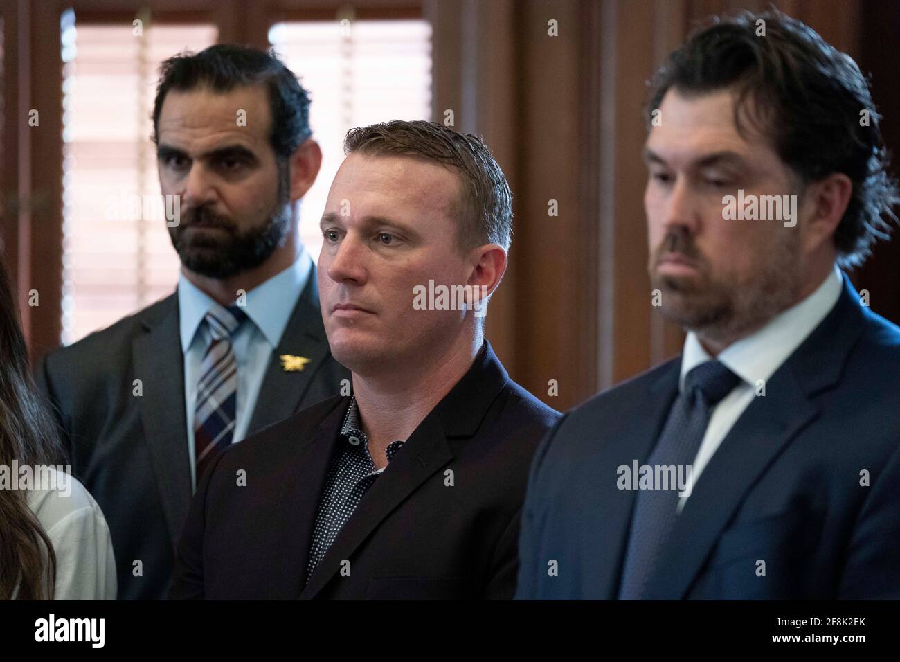Les anciens combattants militaires décorés, y compris le récipiendaire de la Marine américaine et de la Médaille d'honneur Dakota Meyer (au centre), se réunissent pour un événement de presse au Capitole du Texas le 14 avril 2021 pour faire pression en faveur d'une législation qui approuverait certains médicaments psychédéliques pour le traitement thérapeutique du trouble de stress post-traumatique (TSPT) des vétérans. Crédit : Bob Daemmrich/Alay Live News Banque D'Images Les anciens combattants militaires décorés, y compris le récipiendaire de la Marine américaine et de la Médaille d'honneur Dakota Meyer (au centre), se réunissent pour un événement de presse au Capitole du Texas le 14 avril 2021 pour faire pression en faveur d'une législation qui approuverait certains médicaments psychédéliques pour le traitement thérapeutique du trouble de stress post-traumatique (TSPT) des vétérans. Crédit : Bob Daemmrich/Alay Live News Banque D'Images