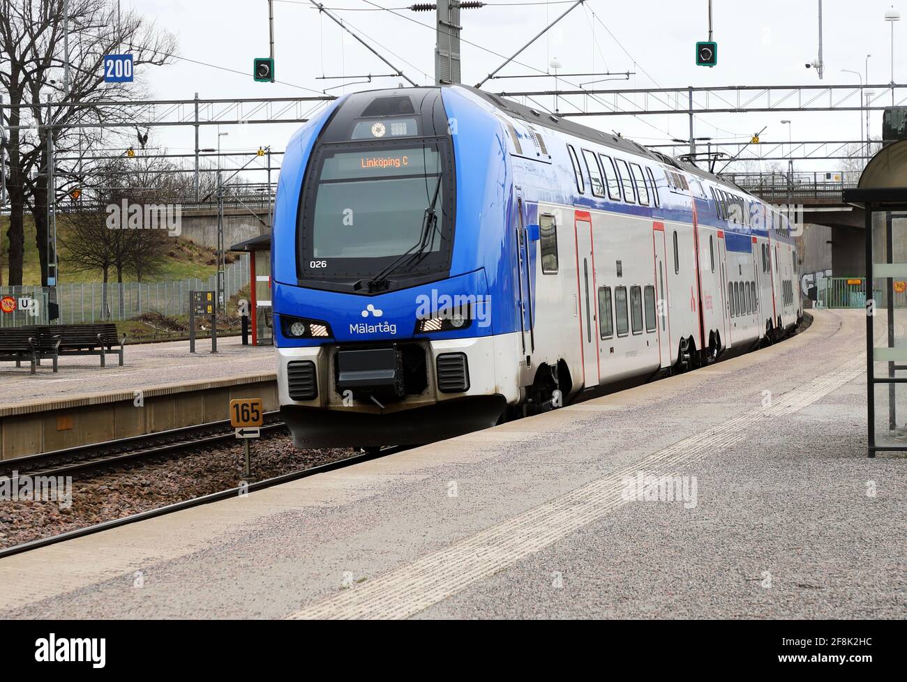 Katrineholm, Suède - 11 avril 2021: Le service de Malatag bilevel électrique multiniveau classe RE1 a Stadler Kiss arrivée à la station de Katrineholm Banque D'Images