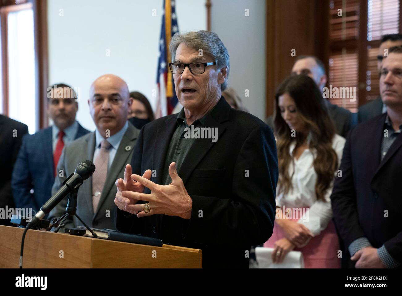 Les anciens combattants militaires, dont l'ancien secrétaire à l'énergie et gouverneur du Texas Rick Perry, se réunissent pour un événement de presse au Capitole du Texas le 14 avril 2021 pour faire pression en faveur d'une législation qui approuverait certains médicaments psychédéliques pour le traitement thérapeutique du syndrome de stress post-traumatique des vétérans. Crédit : Bob Daemmrich/Alay Live News Banque D'Images Les anciens combattants militaires, dont l'ancien secrétaire à l'énergie et gouverneur du Texas Rick Perry, se réunissent pour un événement de presse au Capitole du Texas le 14 avril 2021 pour faire pression en faveur d'une législation qui approuverait certains médicaments psychédéliques pour le traitement thérapeutique du syndrome de stress post-traumatique des vétérans. Crédit : Bob Daemmrich/Alay Live News Banque D'Images