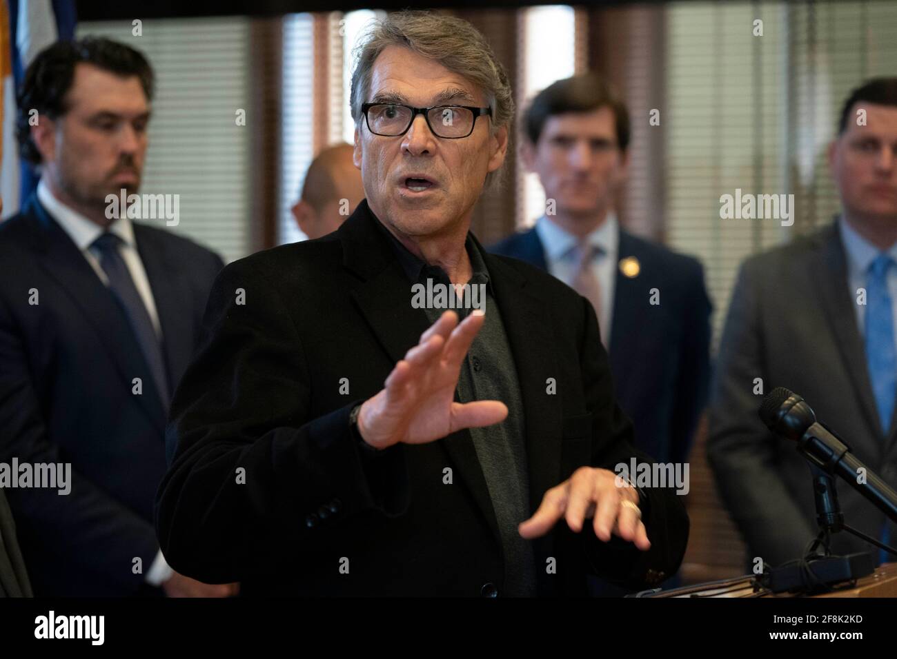 Les anciens combattants militaires, dont l'ancien secrétaire à l'énergie et gouverneur du Texas Rick Perry, se réunissent pour un événement de presse au Capitole du Texas le 14 avril 2021 pour faire pression en faveur d'une législation qui approuverait certains médicaments psychédéliques pour le traitement thérapeutique du syndrome de stress post-traumatique des vétérans. Crédit : Bob Daemmrich/Alay Live News Banque D'Images Les anciens combattants militaires, dont l'ancien secrétaire à l'énergie et gouverneur du Texas Rick Perry, se réunissent pour un événement de presse au Capitole du Texas le 14 avril 2021 pour faire pression en faveur d'une législation qui approuverait certains médicaments psychédéliques pour le traitement thérapeutique du syndrome de stress post-traumatique des vétérans. Crédit : Bob Daemmrich/Alay Live News Banque D'Images