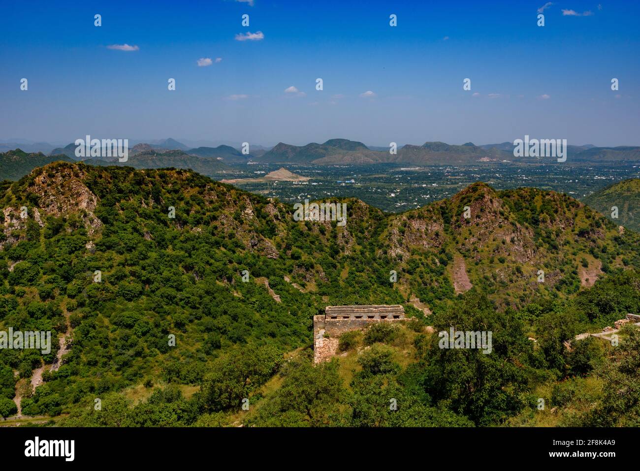 Aravalli Folded Mountain Range est une zone orogénique à tendance nord-est-sud-ouest de 700 km de long dans le nord-ouest de l'Inde. C'est une partie du Bouclier indien que wa Banque D'Images