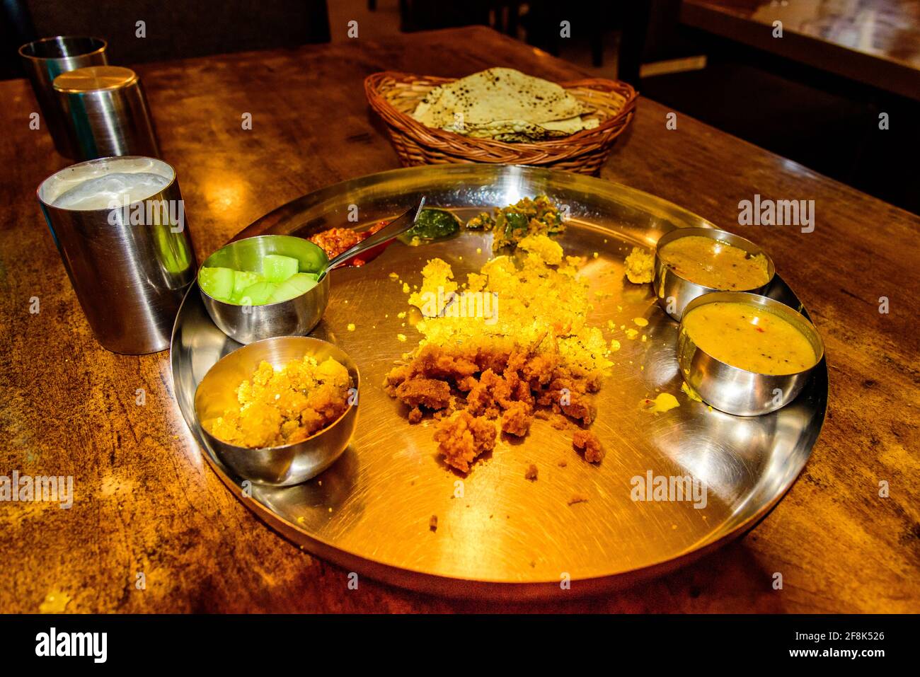 Rajasthani cuisine traditionnelle Dal Baati thali 'lentilles avec rouleaux de blé dur' également connu sous le nom de Dal Baati ou Daal Baati Choorma sur fond de bois. Je Banque D'Images