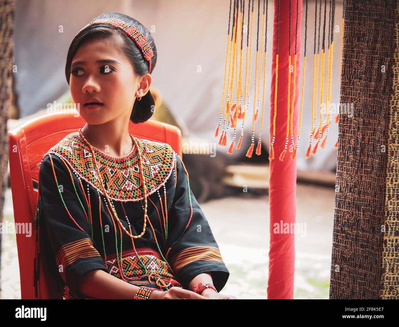MAKA, INDONÉSIE - 04 octobre 2018 : Portrait d'une jeune fille Toraja  portant des vêtements traditionnels pour une cérémonie funéraire Photo  Stock - Alamy