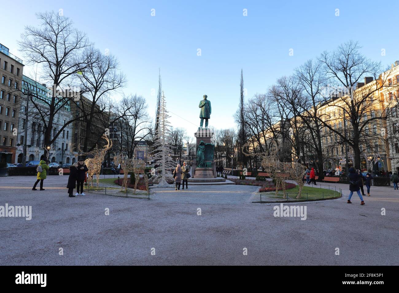 FINLANDE, HELSINKI - 04 JANVIER 2020 : Parc de l'Esplanade avec le mémorial de Johan Ludvig Runeberg Banque D'Images