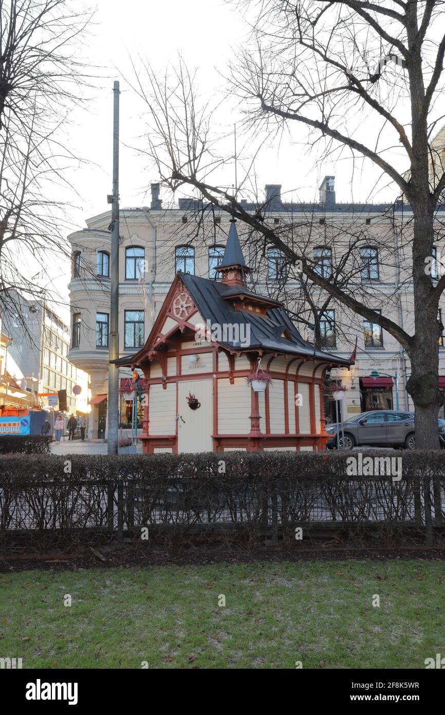 FINLANDE, HELSINKI - 04 JANVIER 2020 : kiosque historique à partir de 1893 dans le parc Esplanadi à Helsinki Banque D'Images
