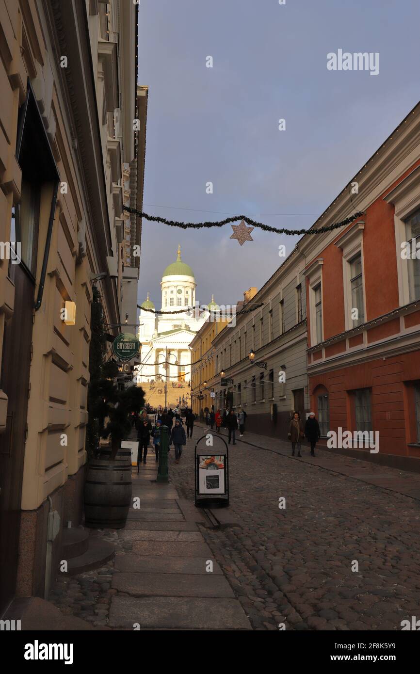 FINLANDE, HELSINKI - 04 JANVIER 2020 : vue depuis la rue Sofiankatu jusqu'à la cathédrale d'Helsinki Banque D'Images