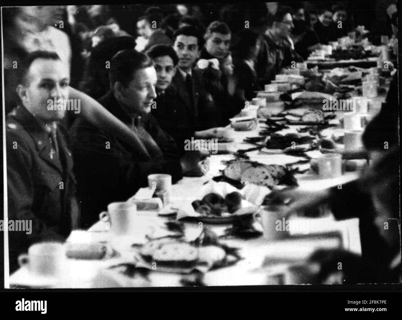 Fête de Noël pour les enfants juifs aide d'Unrira pour les enfants juifs dont les parents ont été assassinés sous le régime nazi. LES soldats AMÉRICAINS participent à la fête de Noël. Banque D'Images