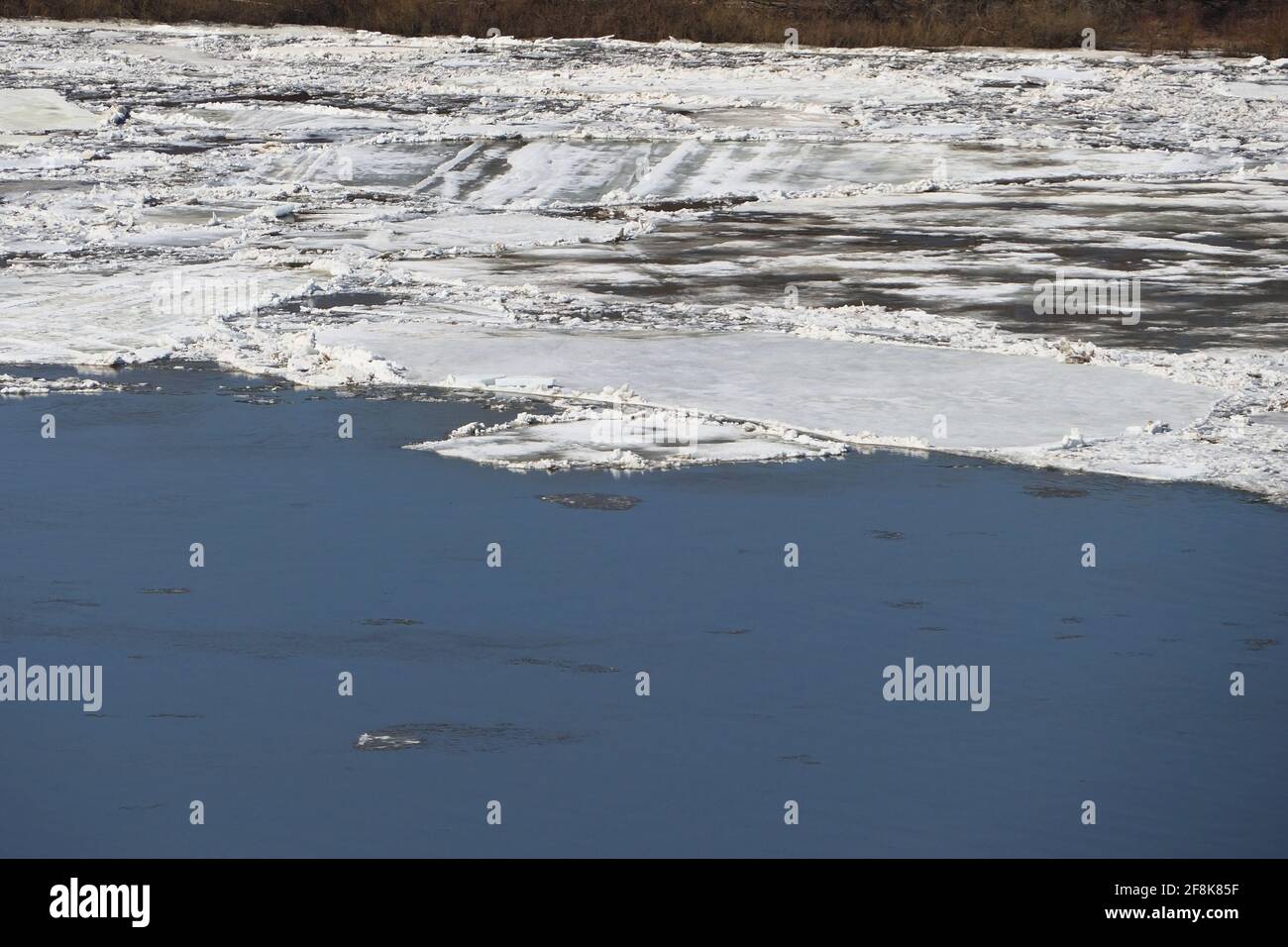 La Volga. Glace de printemps sur la rivière, eau et glace. Banque D'Images
