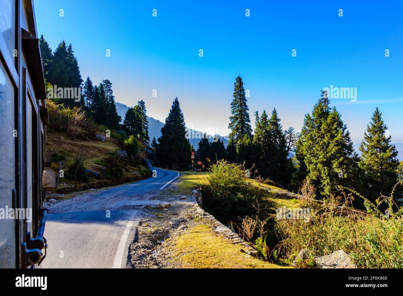 Vue depuis la route de montagne vallonnée, traversant les montagnes de l'Himalaya près de Munsiyari, Uttarakhand, Inde. Banque D'Images