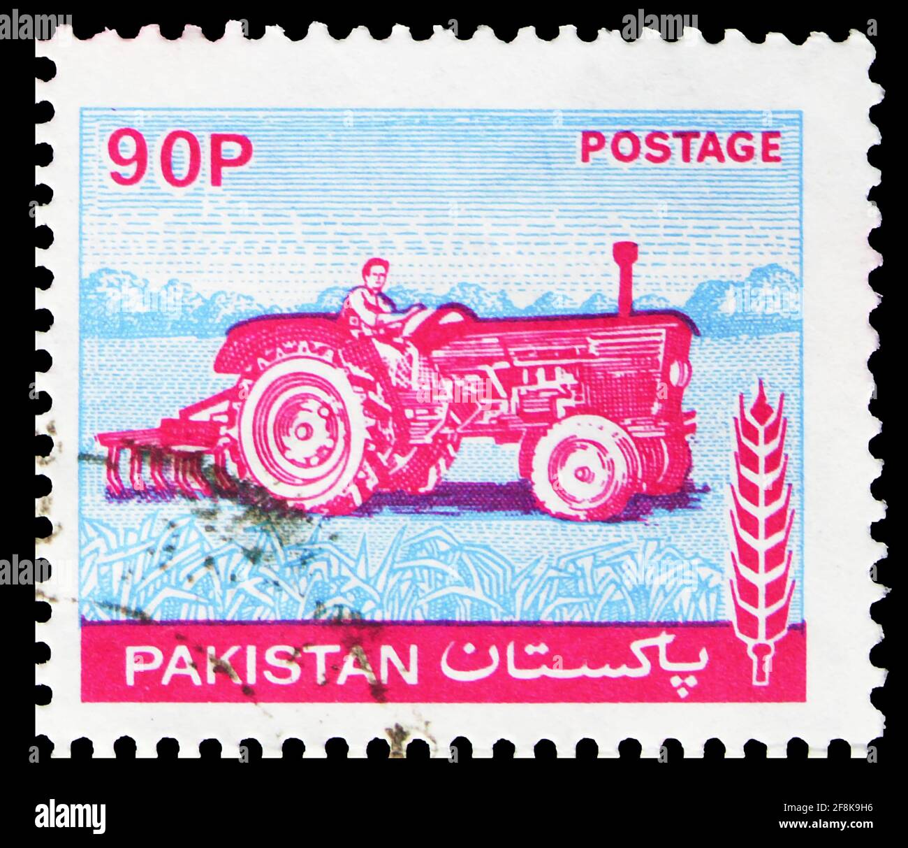 MOSCOU, RUSSIE - 7 OCTOBRE 2019: Timbre-poste imprimé au Pakistan montre tracteur, série Agriculture, 90 paisa pakistanaise, vers 1978 Banque D'Images