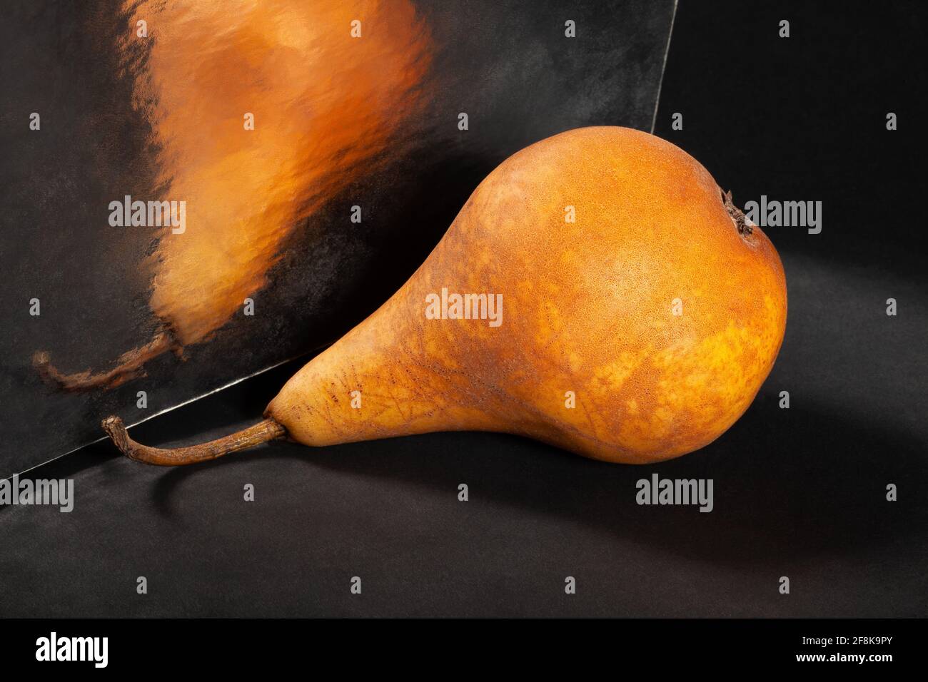 poire jaune symétrique sur fond noir Banque D'Images