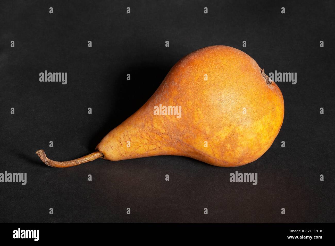 poire jaune sur fond noir Banque D'Images