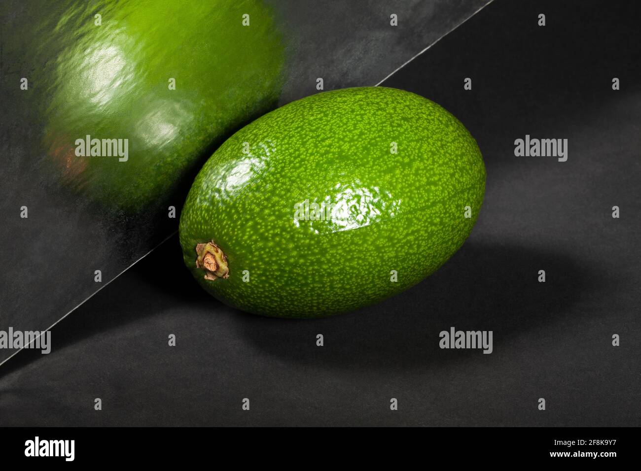 avocat miroir sur fond noir Banque D'Images