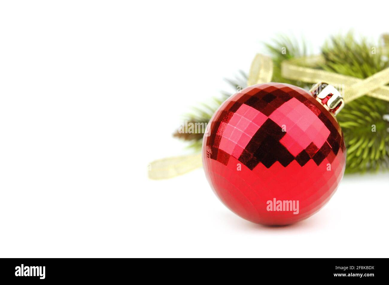 Boule de Noël sur fond de sapin avec or ruban Banque D'Images