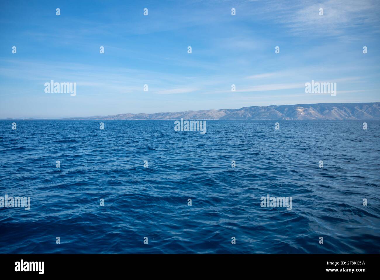 Vue depuis l'eau de la côte rocheuse de l'île en Croatie Banque D'Images