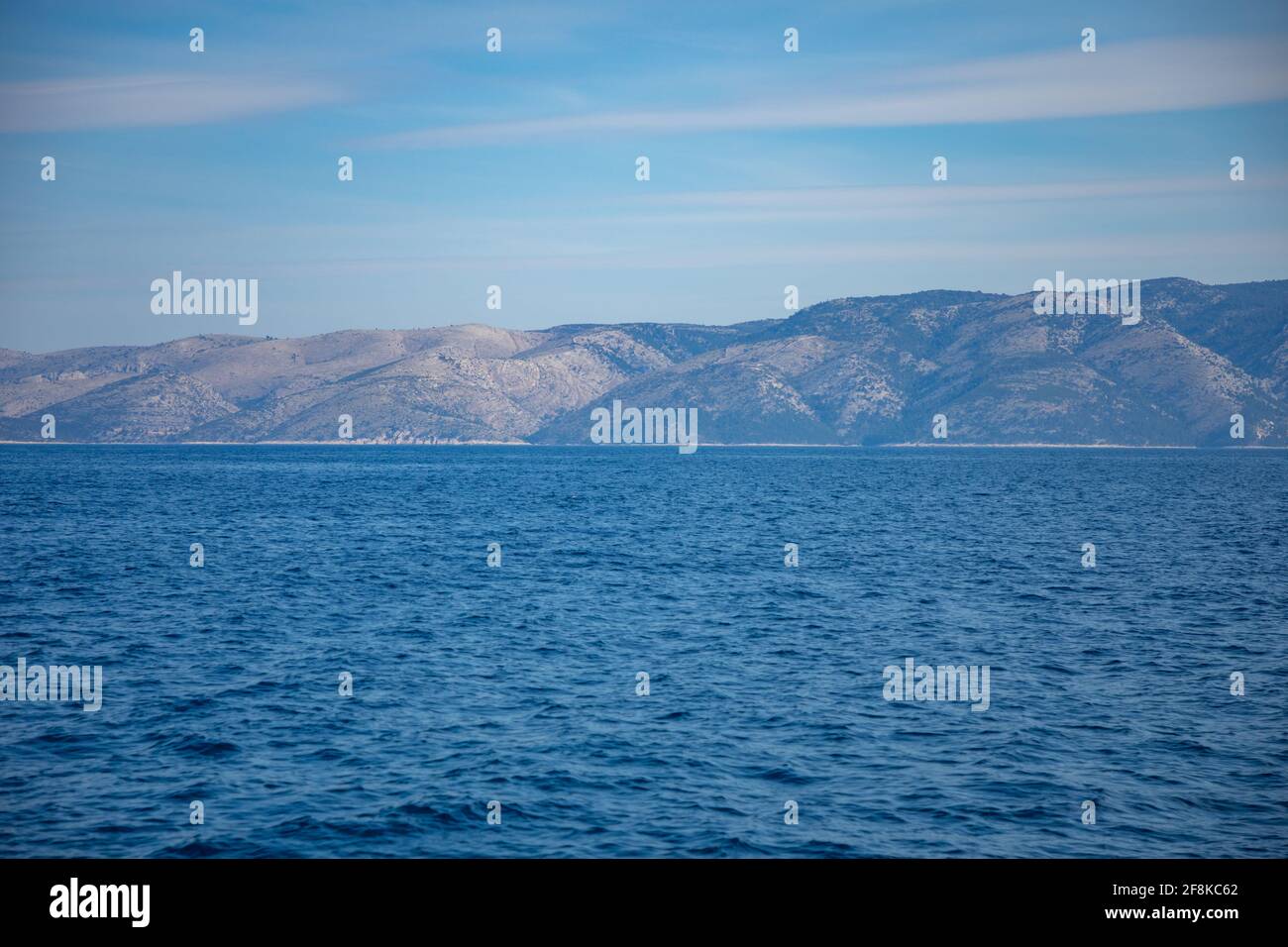 Vue depuis l'eau de la côte rocheuse de l'île en Croatie Banque D'Images