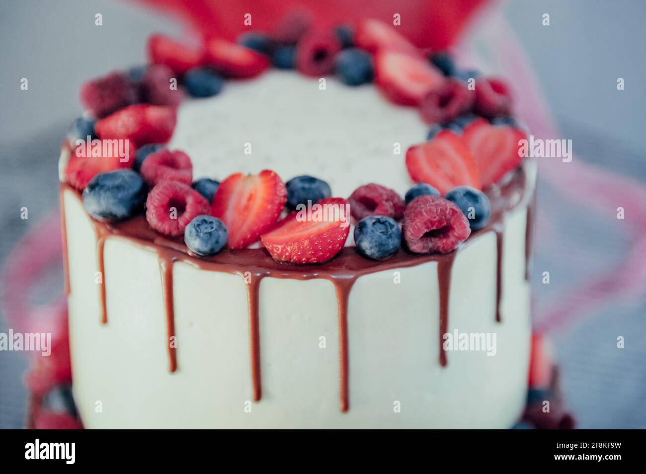 Gâteau au chocolat avec crème fouettée et baies fraîches. Gros plan. Génoise avec fraises et crème à la vanille. Banque D'Images