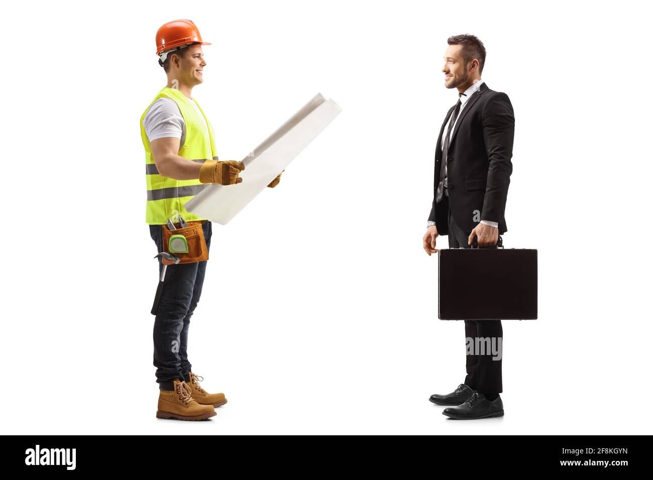 Prise de vue sur toute la longueur d'un ouvrier de la construction tenant un blueprint et avoir une conversation avec un homme d'affaires isolé sur arrière-plan blanc Banque D'Images