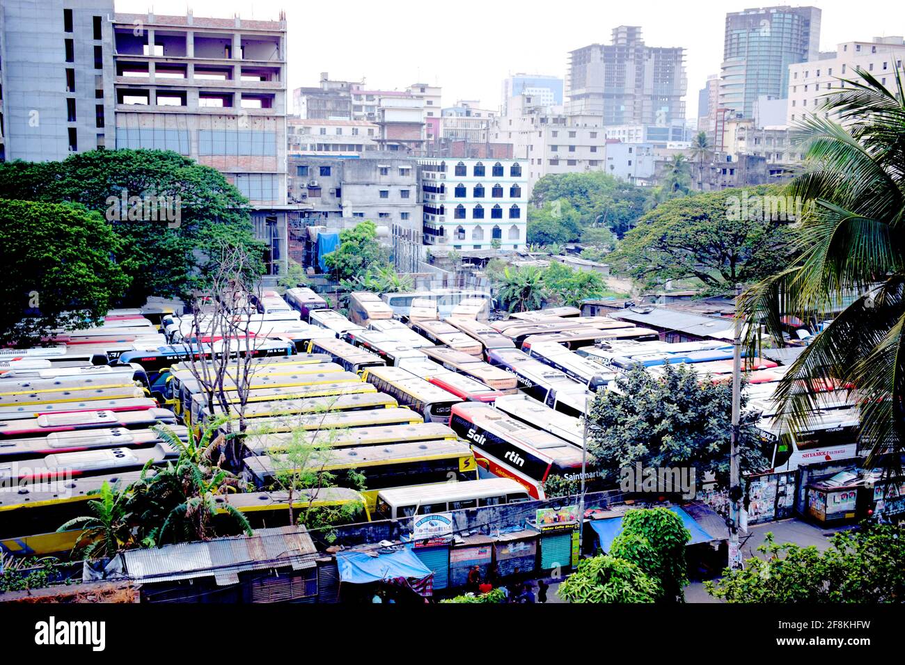 Dhaka, Bangladesh - le 14 avril 2021 : les opérations d'autobus s'arrêtent alors que le gouvernement a annoncé le confinement des transports interdistricts, en raison de la propagation de Banque D'Images